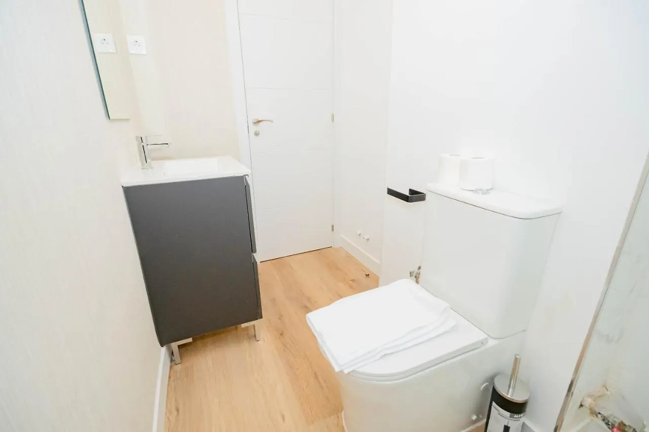 For You Rentals Cozy And Charming 3-Bedroom Apartment Temporal In Madrid Asr18